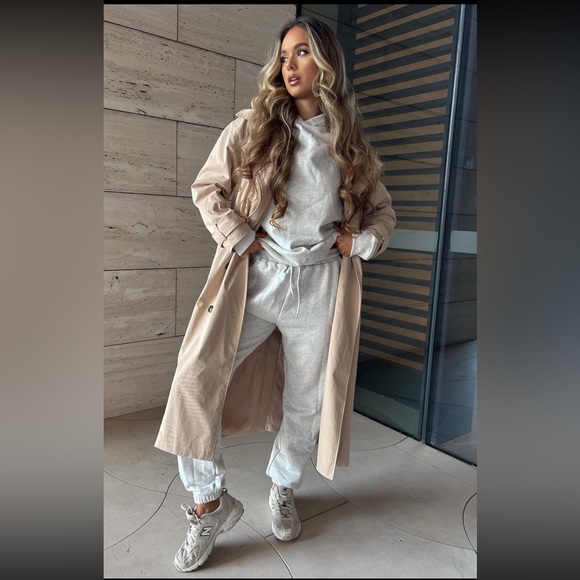 Trench coat- Medium/Large Beige color - Picture 5 of 7